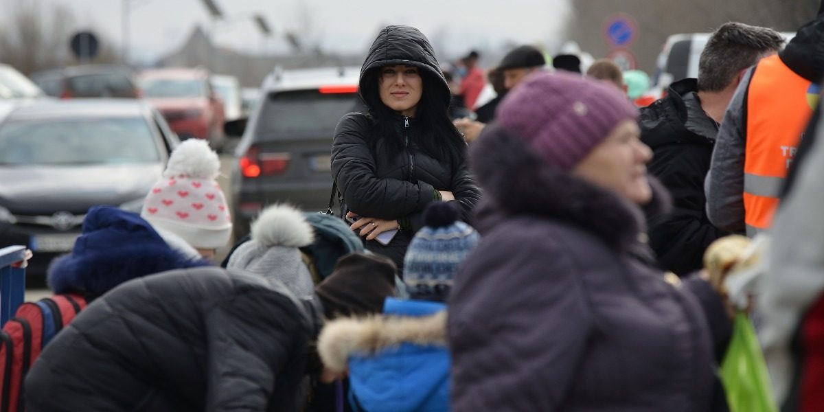 People crossing the border between Ukraine and Romania following the Russian invasion of Ukraine in 2022. (Marco Giarracca/Jesuit Refugee Service).